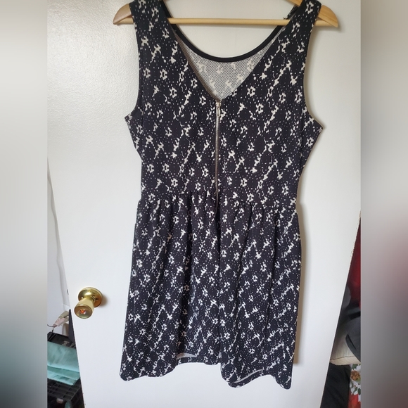 3/$30 Black and white dress - Picture 2 of 3